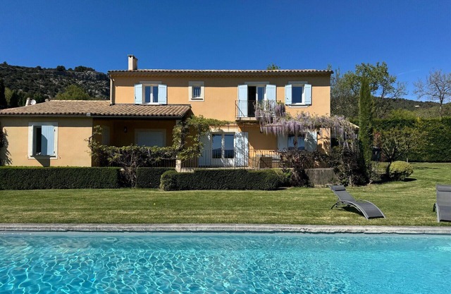 Provencal house in Saint-Saturnin-Les-Apt. Breathtaking views & walk to village