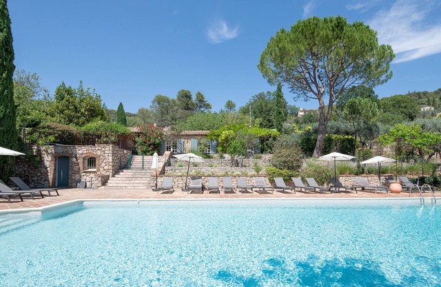 Provencal farmhouse in a domain with tennis and swimming pool