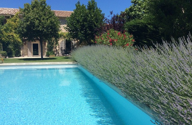 Casa de campo provenzal con piscina, casita de piscina y bolera