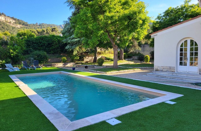 Provencal house on flat land/ Large garden/ Swimming pool