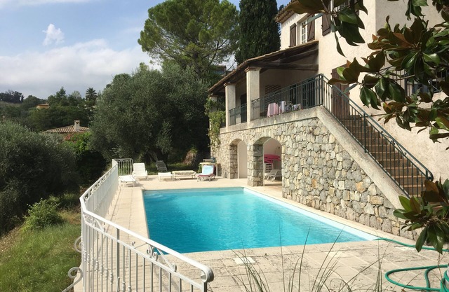 Villa provenzal con gran jardín y piscina privada