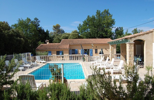 Villa en zona tranquila con sombra en 3750m2 cerrado con piscina privada y casa de la piscina