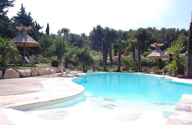 Villa provenzal con los servicios ambientales de los bosques de pino hermosa piscina