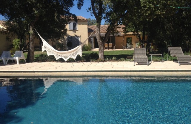 ENTRE LUBERON Y VENTOUX, HOGAR 250 M ² 8 PERS. PISCINA GDE Y JARDIN DE 2500m².