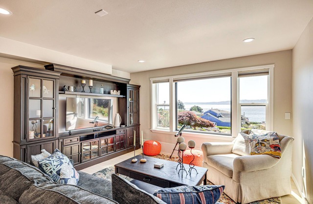 Puget Sound Views: Des Moines Apt w/ Patio