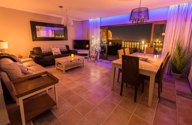 Indulgencia pura, mesa de billar, bañera de hidromasaje, piscina climatizada, wifi gratis, TV de cielo completo.