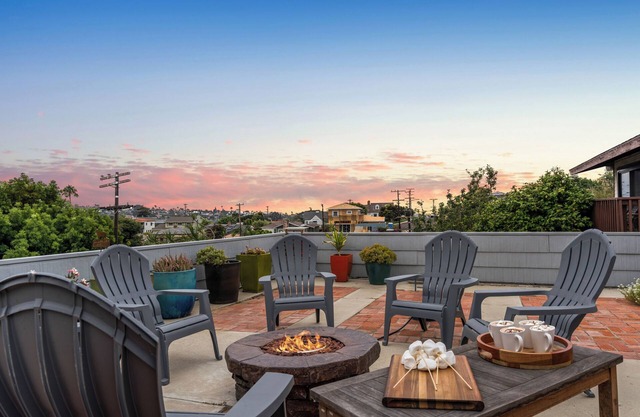 Putting Green, Firepit + Game Room & Outdoor Dining Near Beaches | Zola Street