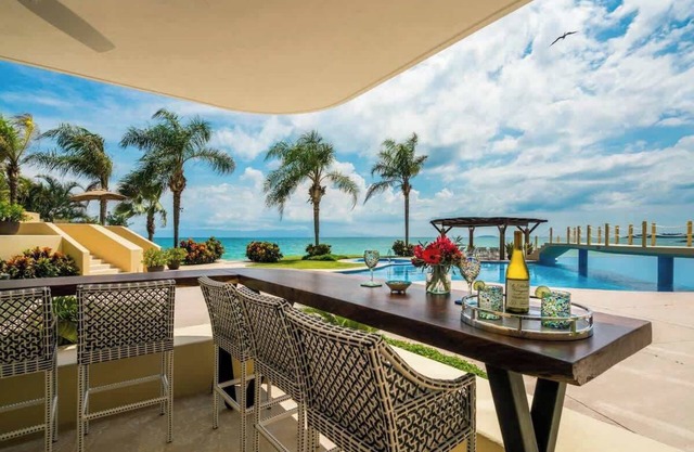 Poolside Terrace Great Beachfront Gem!
