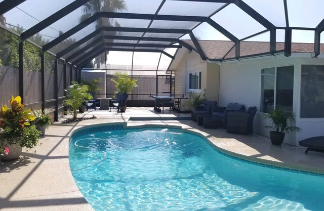 La casa privada 3/2 Oasis Pool Home Steps to Beach & River incluye paddleboard / kayak
