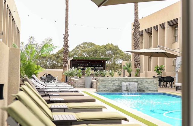 Q's Evander Hotel and Apartment
