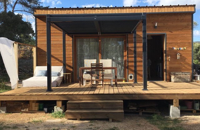 Quaint 1-bedroom chalet in La Ciotat with 2 friendly cats .Chalet Gay friendly