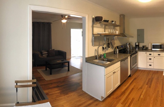 Renovated Cottage Minutes From Downtown