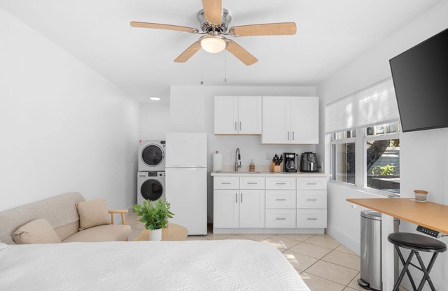 Quaint cottage in delightful Fort Lauderdale with WiFi and AC