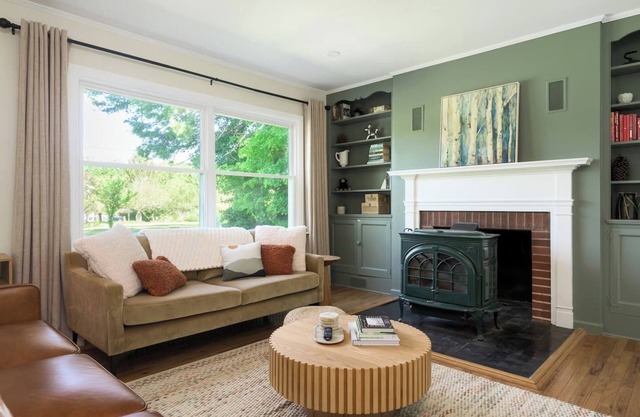 Quaint & Cozy Cottage | Close To Town Pet Friendly