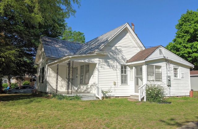 Quaint Hideaway in the Heart of Clayton by RedAwning