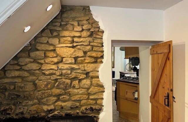 Quaint High Street Cottage in Northampton