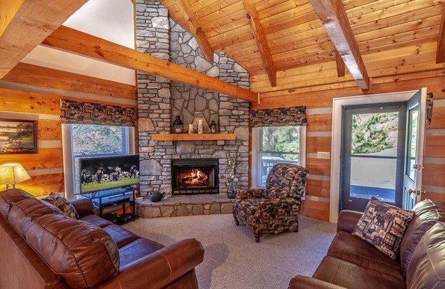 2BR / 2BA Quaint Log Cabin en una ubicación increíble entre Boone y Banner Elk, cerca de pistas de esquí, chimenea de gas, cama King, mesa de futbolín, consola de juegos