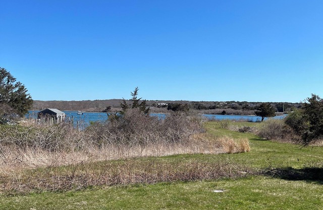 Quaint & Quiet Quitsa: 3-bedroom house with WiFi, AC in peaceful Chilmark