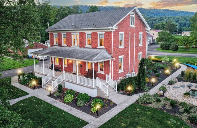 Quaint Studio Suite in Historic Farmhouse - Nearby river access and hiking!