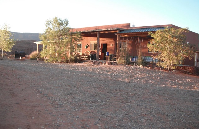 Base Camp Adventure Lodge, dos camas gemelas en el porche trasero