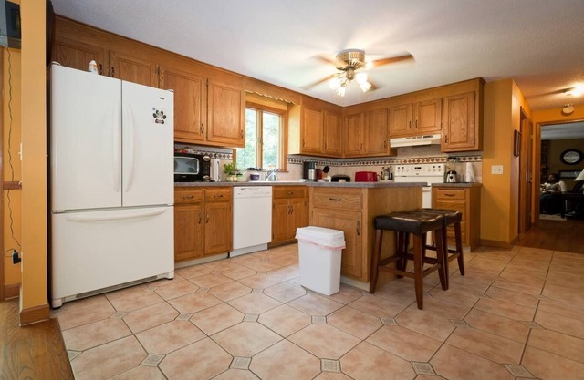 Habitación Queen con baño privado, nevera y microondas