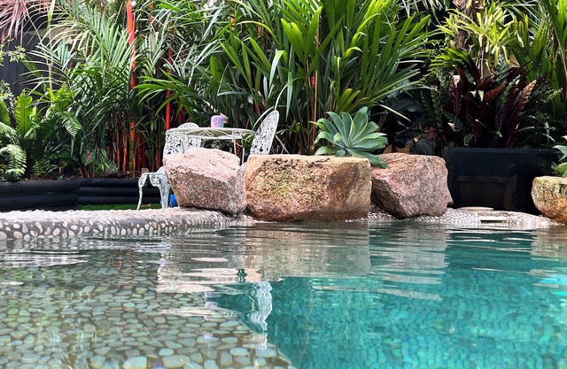 Queenslander house with plenty of space and very tropical. Sleeps six people.