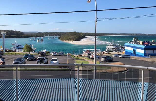 Quelle Vue HUSKISSON - Mean What a View in French .The only place to Stay