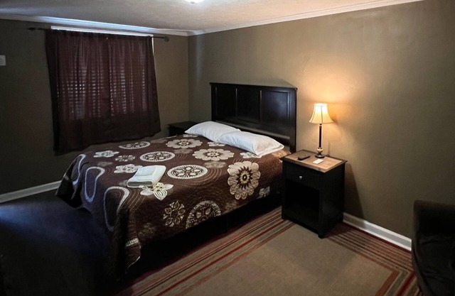 Quiet 1 bedroom/ 1 bath hotel room