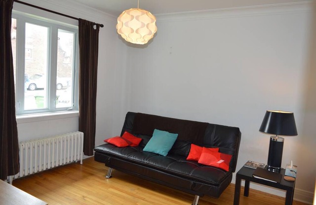Tranquilo apartamento amueblado de 2 dormitorios, amplio jardín, estacionamiento disponible, metro cerca