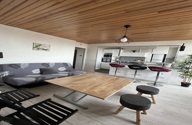 Apartamento tranquilo de 4 habitaciones con vistas.