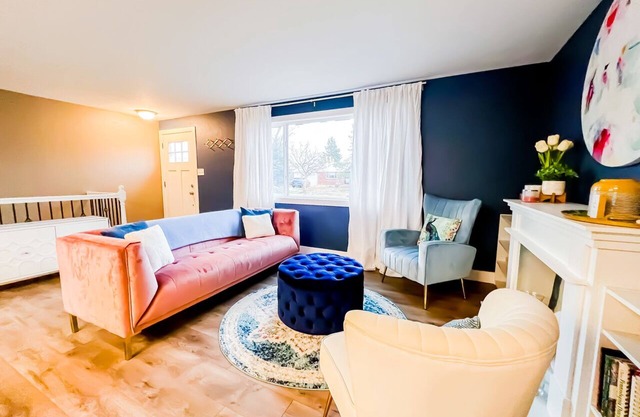 Quiet Clean Pet Friendly Close to Downtown Sleeps 10