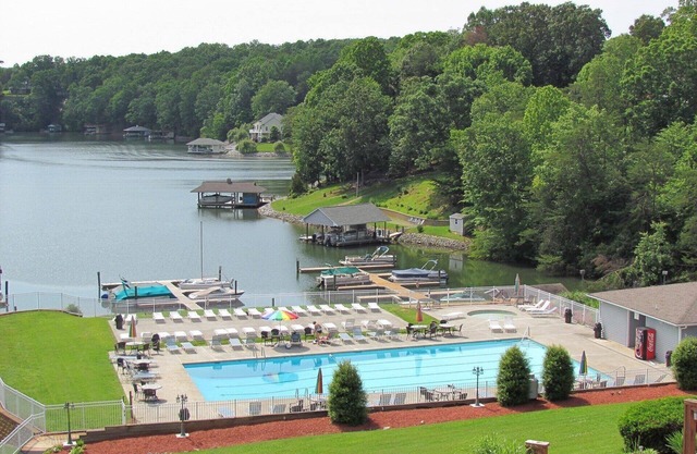 Quiet condo (Striper's Landing) on Smith Mountain Lake-RELAX AND REFRESH!!!!