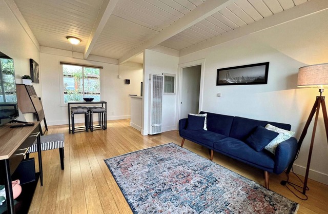 Quiet Garden Escape with Sunset View Walkable to Train, Shops, Belmont Apt. 1/1