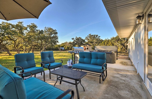 Quiet Haven w/ Hot Tub, 4 Mi to Canyon Lake!