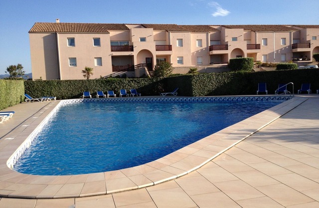 TRANQUILO, PERMANENTE, GRAN TERRAZA Y PISCINA CERCA DE LA PLAYA