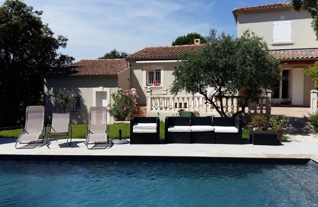 Villa tranquila en la ladera con spa y piscina en Provenza