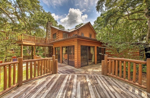 ¡NUEVO! Quiet Inverness Log Cabin w / Deck amueblado!