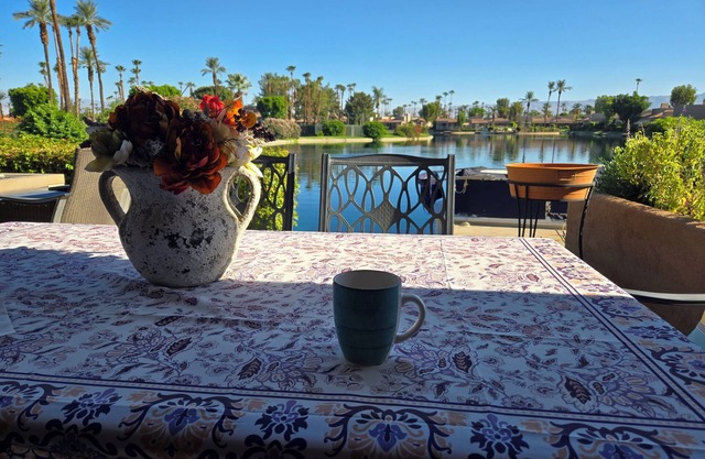 Quiet, lake front 3-bedroom condo in Rancho Mirage with community amenities