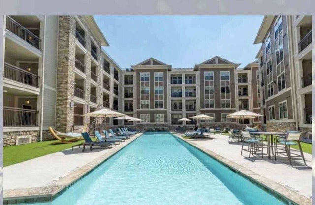 Quiet/luxury stay in the heart of Houston , near everything