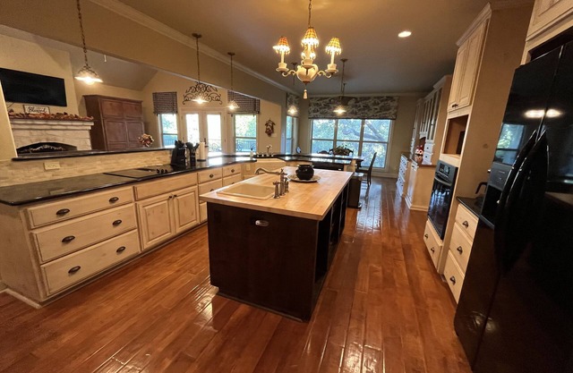 Quiet Oaks Hill Country Retreat Relaxing hill country getaway in town!