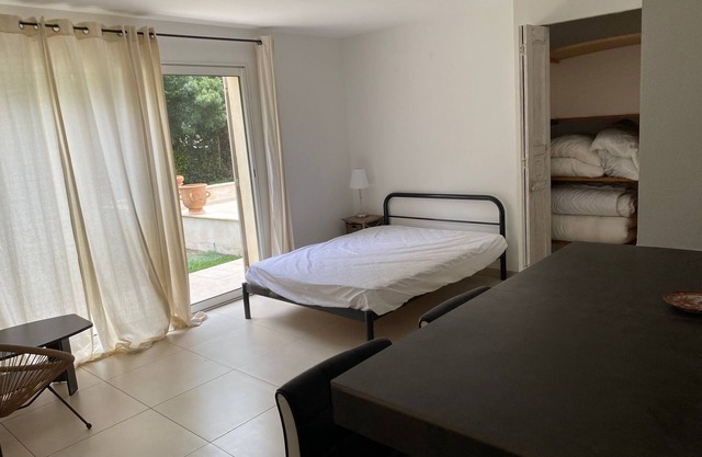 Quiet studio, greenery, swimming pool, reception facilities, 6 km from beaches.