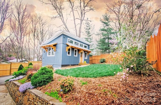 Quiet Tiny Home Walking Distance to Downtown