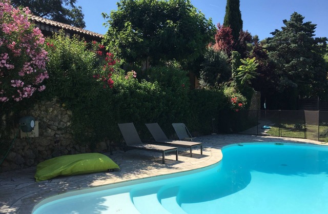 Villa tranquila, ideal para familias, con piscina e impresionantes vistas.