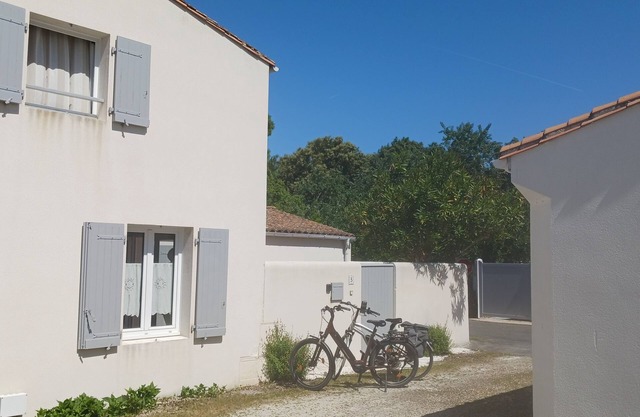 villa tranquila en el corazón de un bosque de pinos cerca de senderos para bicicletas