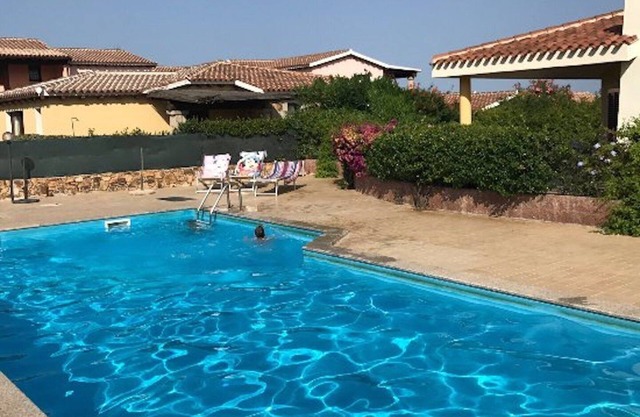 VILLA TRANQUILA A DOS PASOS DE LA PLAYA CON VERANDA Y PISCINA