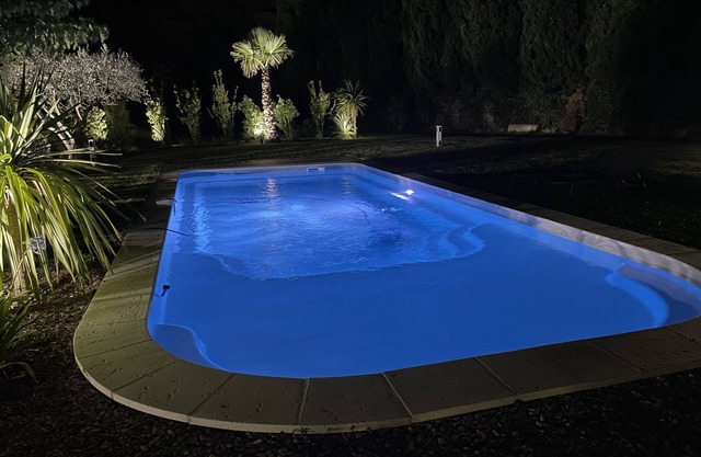 Villa tranquila con piscina en una gran parcela.