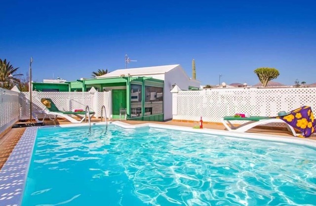 R 5004 Villa Eadbald with Comfortable Seating Area, Dining Facilities & Air Conditioning.