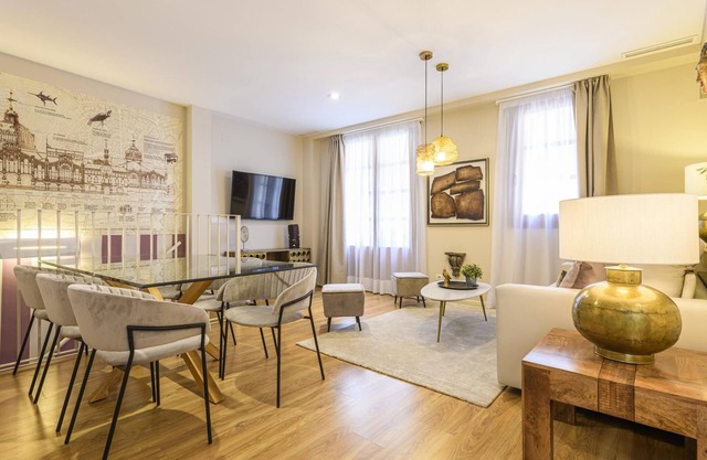 Ramilletes Street - 3 Bedrooms, 5-7 Pax, Central Market , centro histórico