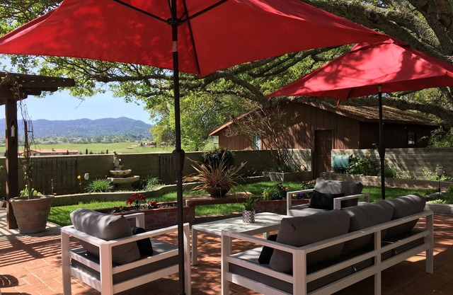 Casa Del Rancho En 3 Acres, Tucked Bajo Los Robles Con Vistas De Las Montañas.