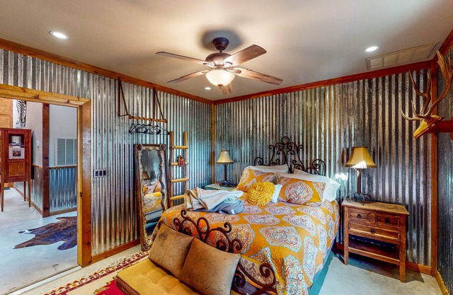 Ranch Lodge on 100+ Acres with Exotic Wildlife, Fishing Ponds & Game Room